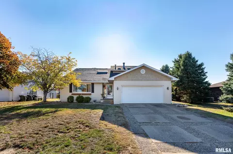1604 El Camino Dr, Pekin, IL 61554