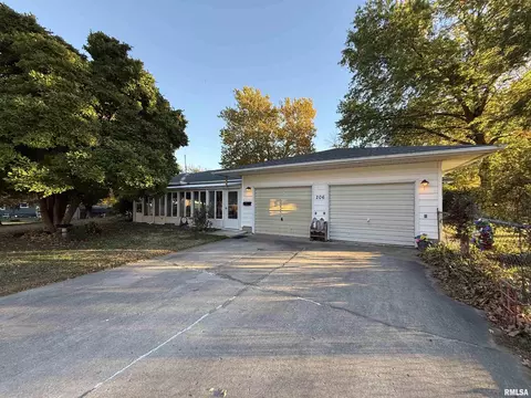 206 N Robinson, Lewistown, IL 61542