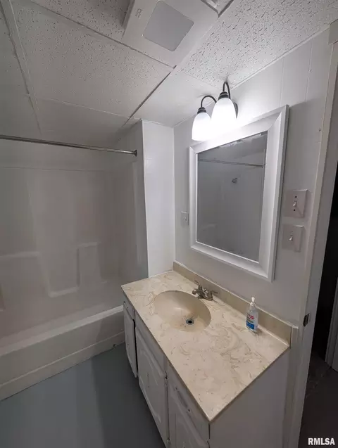 944 E Walnut Ave, Canton, IL 61520 photo 18