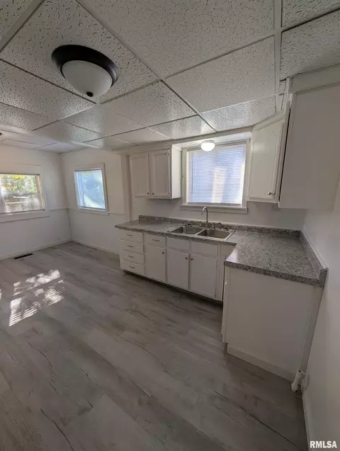 944 E Walnut Ave, Canton, IL 61520 photo 8