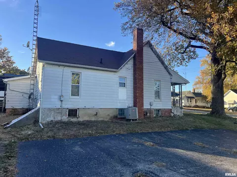 Exterior - 109 E Laurel St, Table Grove, IL 61482 photo 4 of 5