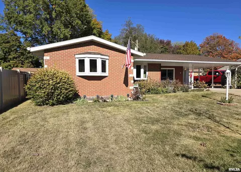 2 Rose Ct, Pekin, IL 61554