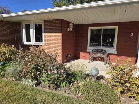 2 Rose Ct, Pekin, IL 61554 photo 3