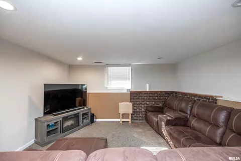 1212 E Adams St, Macomb, IL 61455 photo 6