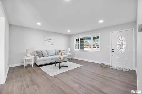 Living - 916 E Jackson St, Morton, IL 61550 photo 2 of 2