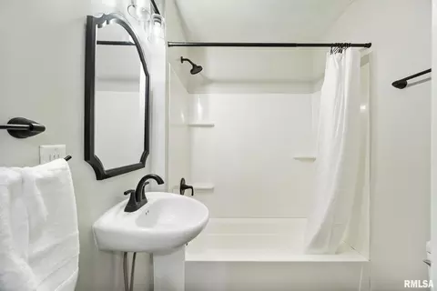 Bath - 916 E Jackson St, Morton, IL 61550 photo 3 of 3
