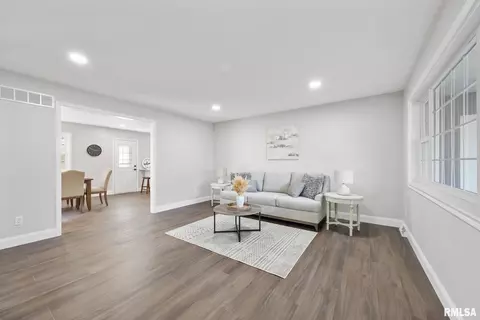 Living - 916 E Jackson St, Morton, IL 61550 photo 1 of 2