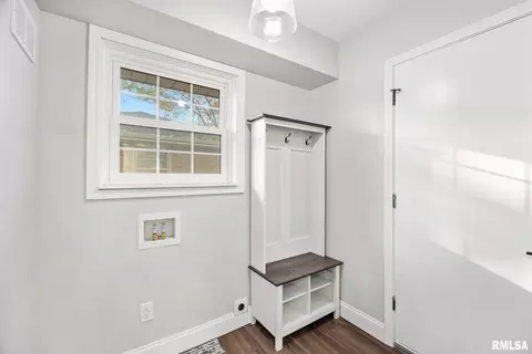 Entry Way - 916 E Jackson St, Morton, IL 61550 photo 5 of 5