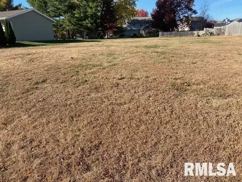 2105 Alameda Dr, Pekin, IL 61554