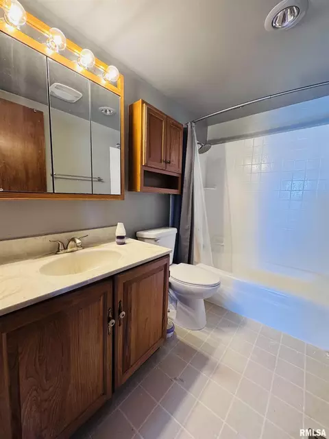 Bath - 10810 E 1000th St, Macomb, IL 61455 photo 1 of 1