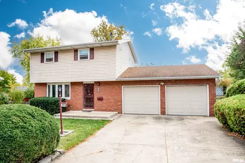 2214 W Bainter Ln, Peoria, IL 61615