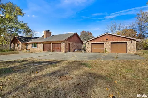 228 E Far Hills Dr, East Peoria, IL 61611