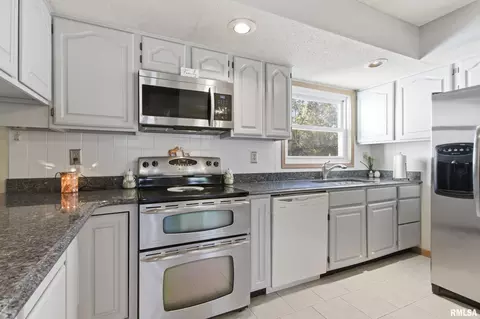 Kitchen - 21 Armstrong Ct, Macomb, IL 61455 photo 4 of 5