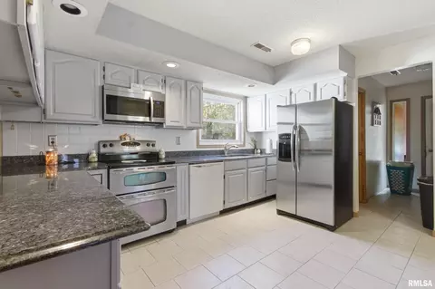 Kitchen - 21 Armstrong Ct, Macomb, IL 61455 photo 5 of 5