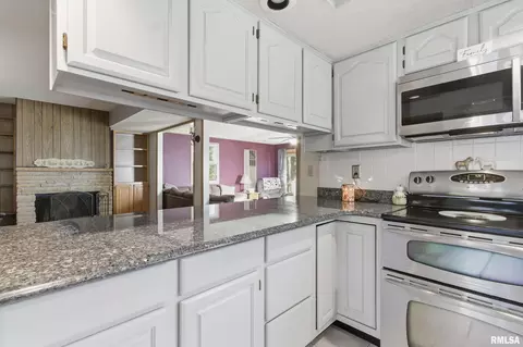Kitchen - 21 Armstrong Ct, Macomb, IL 61455 photo 2 of 5