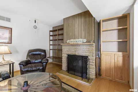 Living - 21 Armstrong Ct, Macomb, IL 61455 photo 1 of 2
