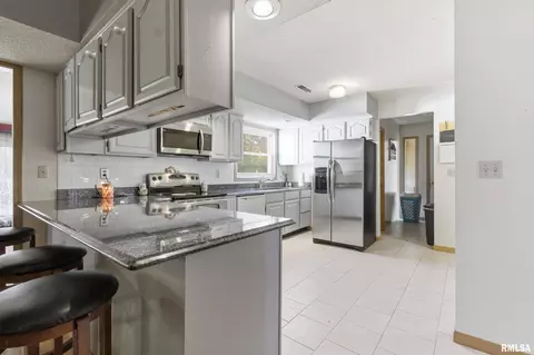 Kitchen - 21 Armstrong Ct, Macomb, IL 61455 photo 3 of 5