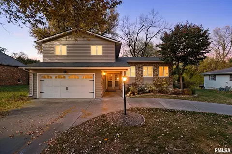 227 Indian Creek Dr, Pekin, IL 61554