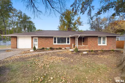 302 W 4th St, Mackinaw, IL 61755