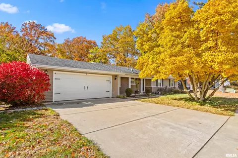 2627 N Kingston Dr, Peoria, IL 61604