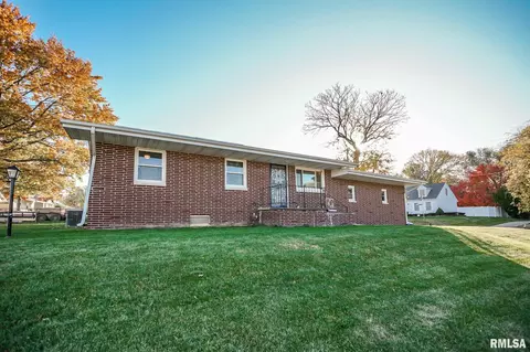 695 N 11th Ave, Canton, IL 61520