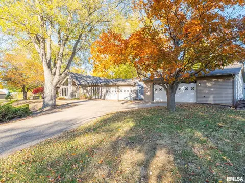7266 Granada Dr, Delavan, IL 61734