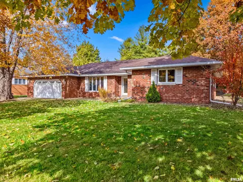 11 Hickory Ridge Dr, Morton, IL 61550