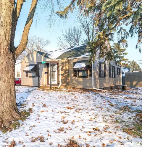 1030 S 13th St, Pekin, IL 61554