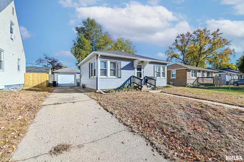 1002 Black St, Pekin, IL 61554