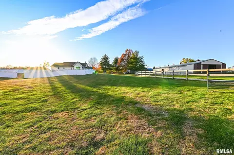 Exterior - 8810 S Mapleton Rd, Mapleton, IL 61547 photo 2 of 11