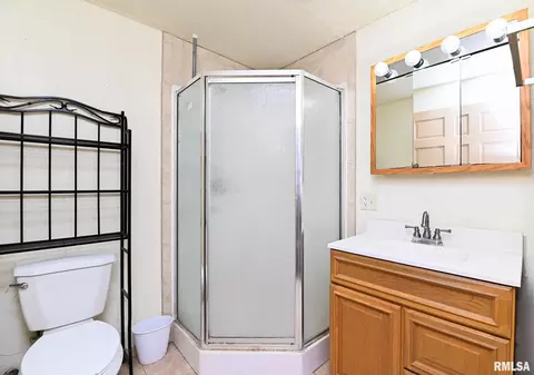 Bath - 8810 S Mapleton Rd, Mapleton, IL 61547 photo 4 of 4