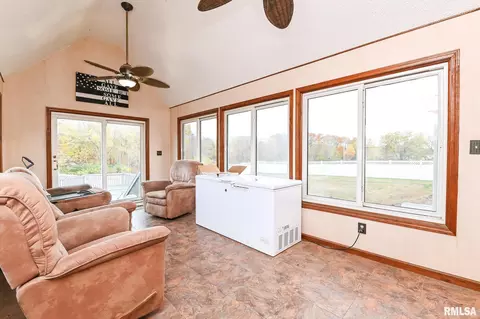 Entry Way - 8810 S Mapleton Rd, Mapleton, IL 61547 photo 4 of 6