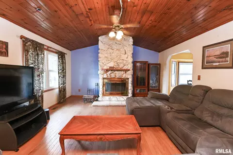 Living - 8810 S Mapleton Rd, Mapleton, IL 61547 photo 2 of 3