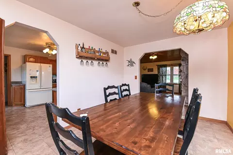 Dining - 8810 S Mapleton Rd, Mapleton, IL 61547 photo 4 of 6