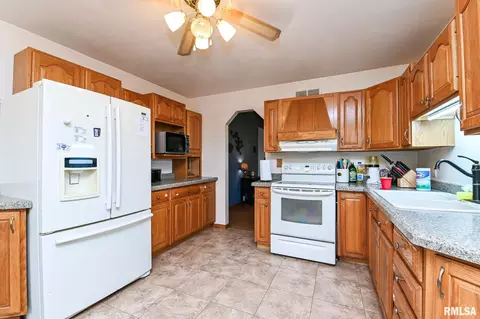 Kitchen - 8810 S Mapleton Rd, Mapleton, IL 61547 photo 2 of 3