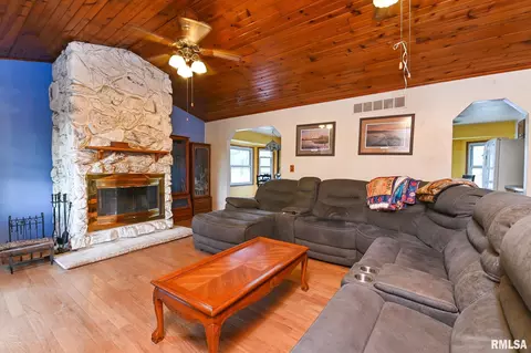 Living - 8810 S Mapleton Rd, Mapleton, IL 61547 photo 1 of 3