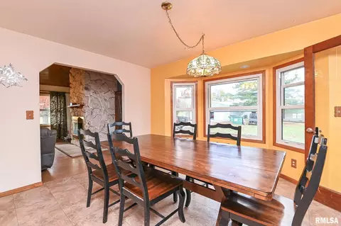 Dining - 8810 S Mapleton Rd, Mapleton, IL 61547 photo 3 of 6