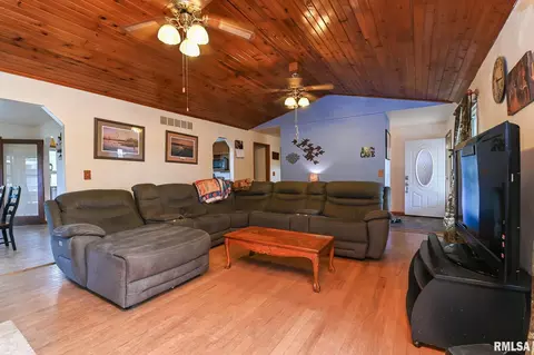 Living - 8810 S Mapleton Rd, Mapleton, IL 61547 photo 3 of 3