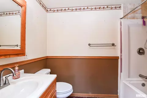 Bath - 8810 S Mapleton Rd, Mapleton, IL 61547 photo 1 of 4