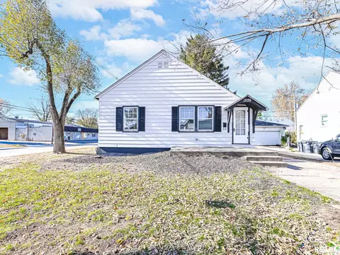 1229 S 8th St, Pekin, IL 61554