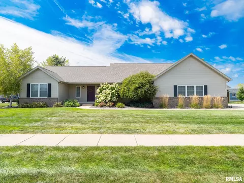 1322 Courtney Dr, Washington, IL 61571