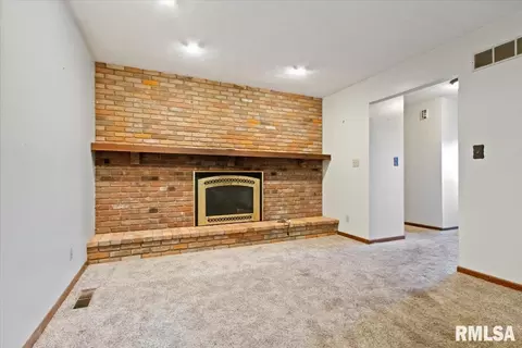 Living - 678 Banta Rd, Lowpoint, IL 61545 photo 2 of 4