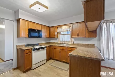 Kitchen - 678 Banta Rd, Lowpoint, IL 61545 photo 2 of 2