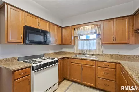 Kitchen - 678 Banta Rd, Lowpoint, IL 61545 photo 1 of 2