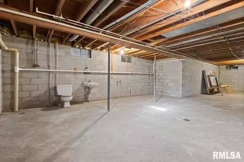 Bath - 678 Banta Rd, Lowpoint, IL 61545 photo 2 of 2
