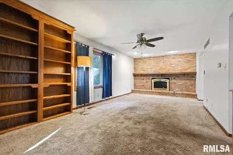 Living - 678 Banta Rd, Lowpoint, IL 61545 photo 1 of 4