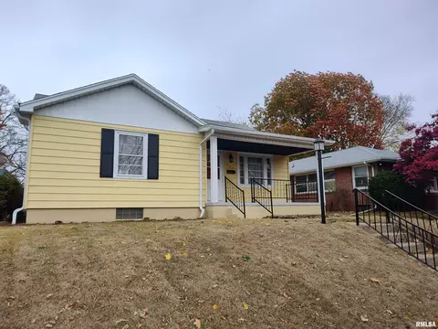 347 Charlotte St, Pekin, IL 61554
