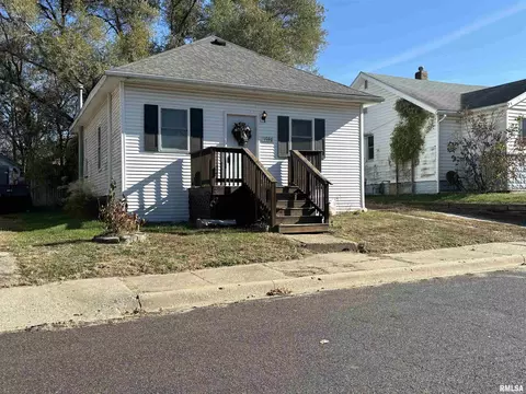 1026 Mechanic St, Pekin, IL 61554