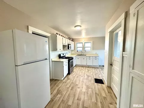 Kitchen - 1392 54th Ave, Avon, IL 61415 photo 3 of 4