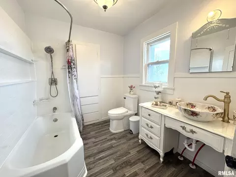 Bath - 1392 54th Ave, Avon, IL 61415 photo 2 of 3